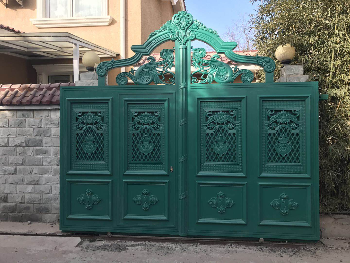 別墅庭院適合安裝什么樣的大門？